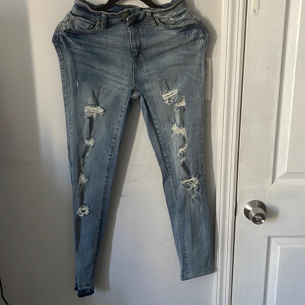 Ripped Skinny High waist Jeans.